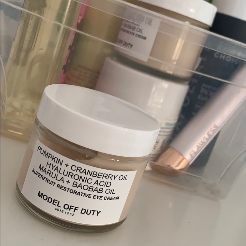 Model off Duty Superfruit Restorative Eye Cream.